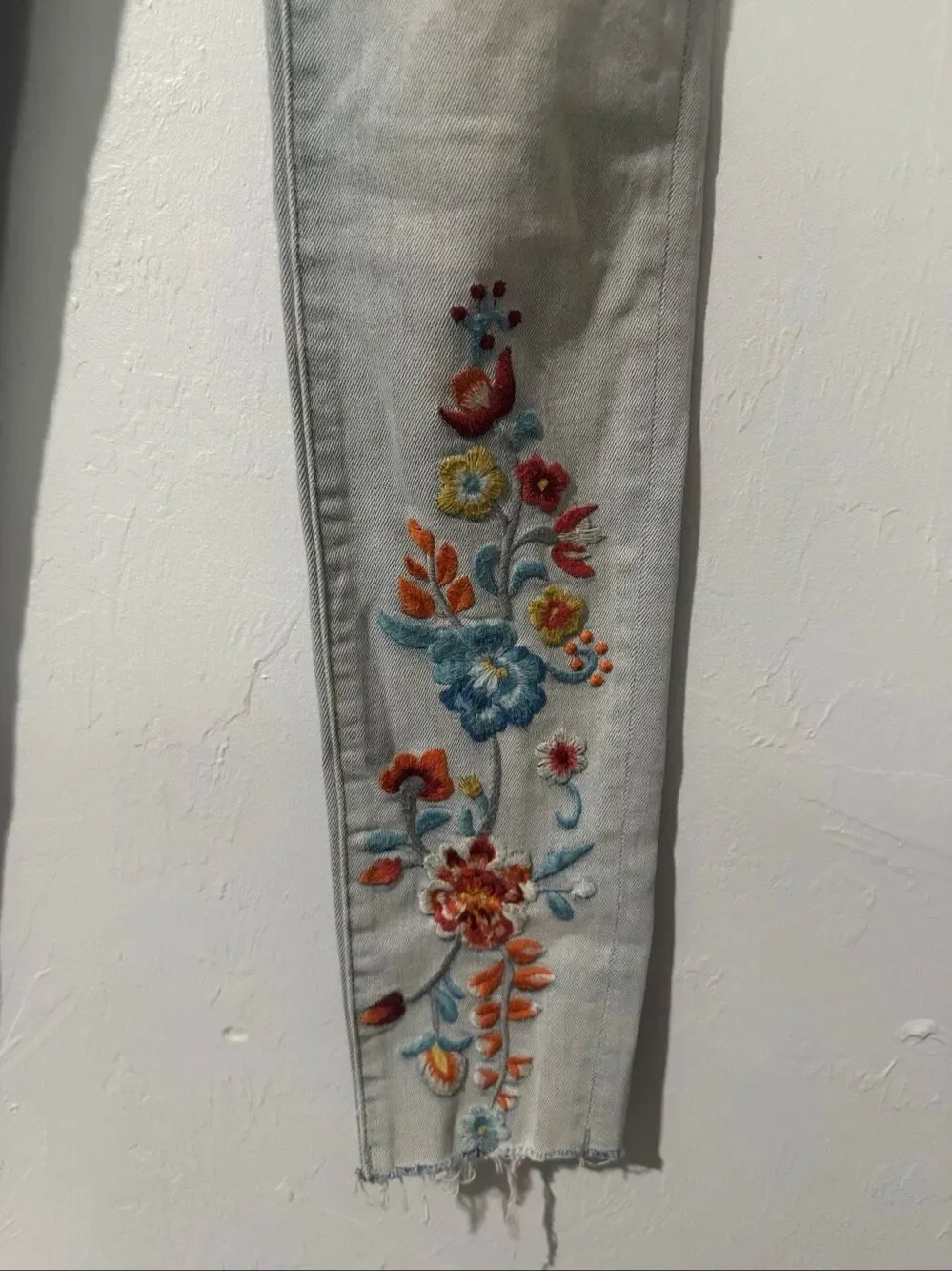 Driftwood light blue floral Embroidered Raw edge skinny jeans 26